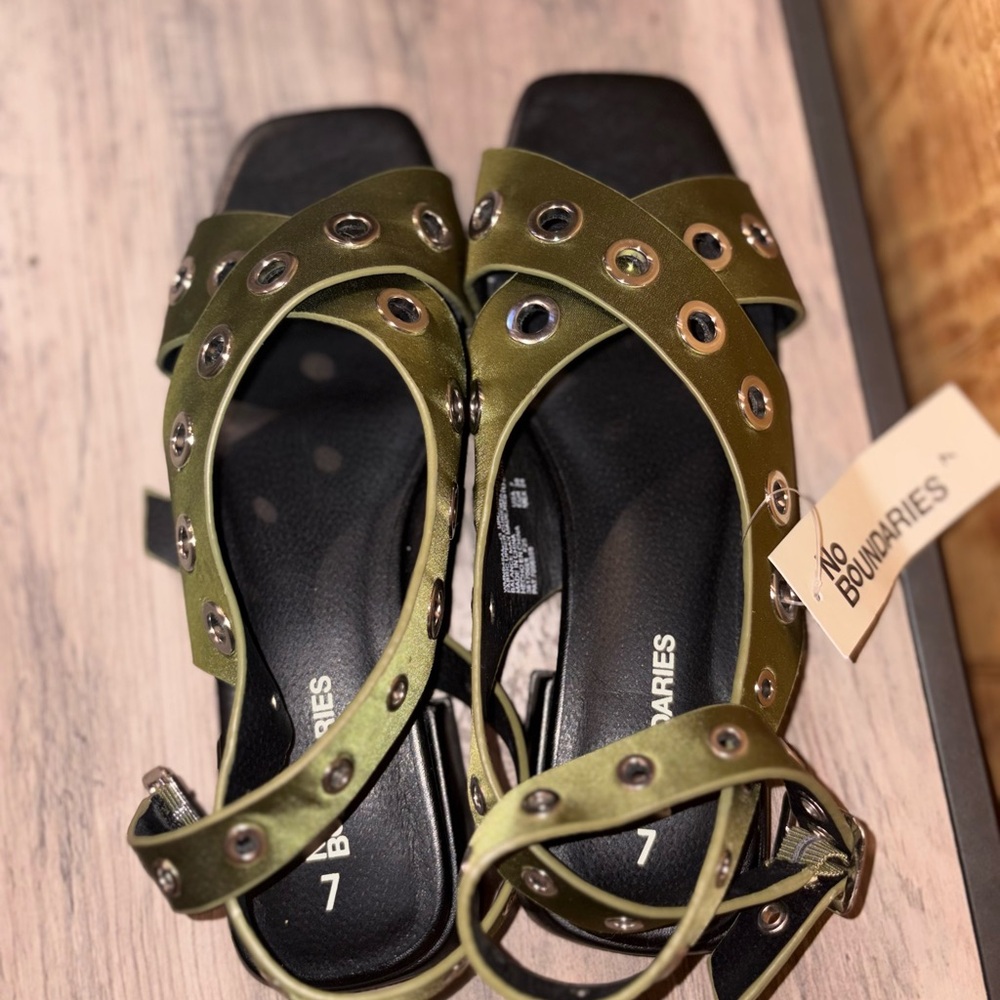No Boundaries Women's Green Grommet Sandals